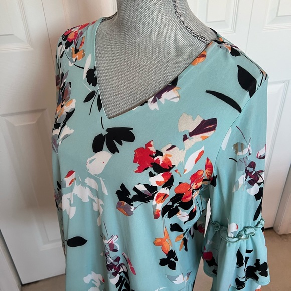 Melanie Lynn Floral Flowy Blouse - Picture 4 of 7